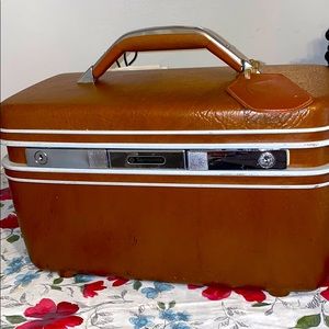 Beautiful vintage traincase makeup box
